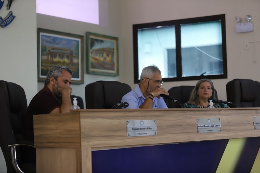 Imagem mais próxima da mesa diretora do Fórum
