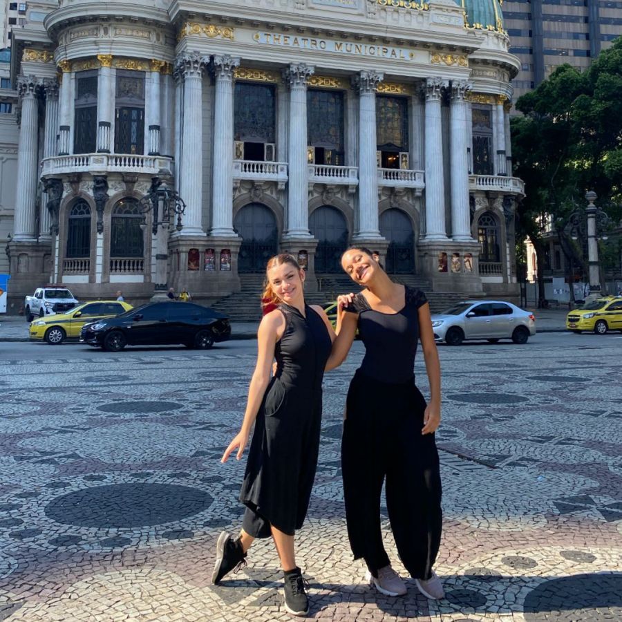Bailarinas posam em frente ao Theatro Municipal