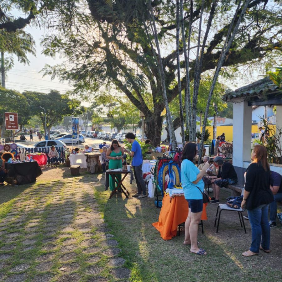 Artesão e cliente reunidos no quintal da Casa de Cultura