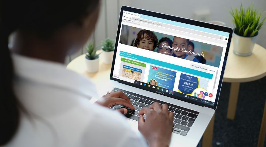 Página do Portal da Educação aberta em computador