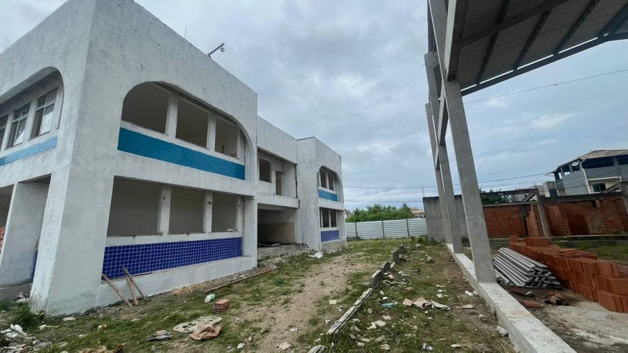 Lateral da escola, com vista parcial da quadra
