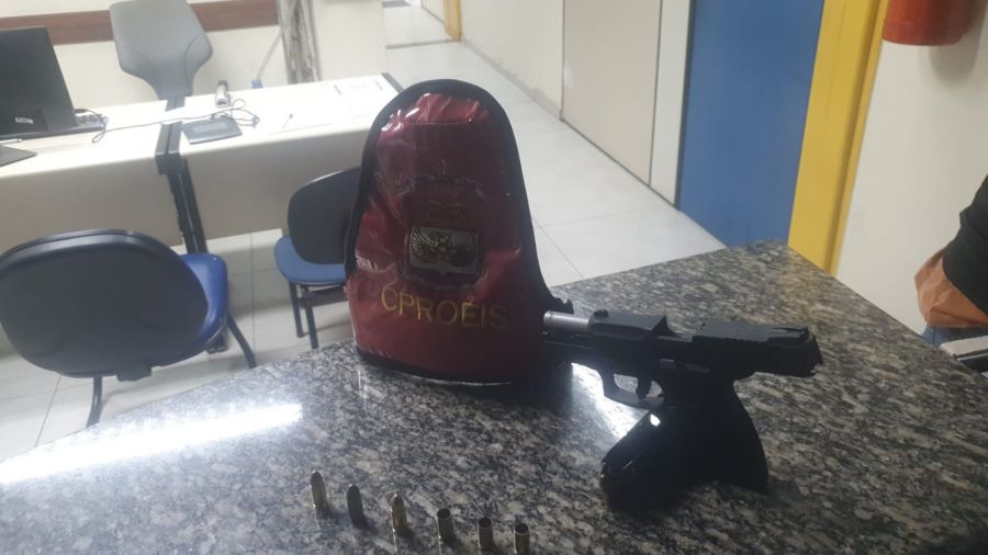 balcão com munições e arma de fogo com braçal do Proeis