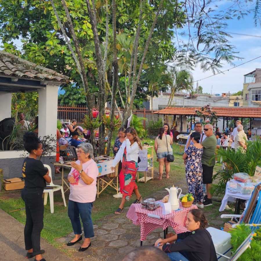 Pessoas e produtos em exposição no quintal da Casa de Cultura