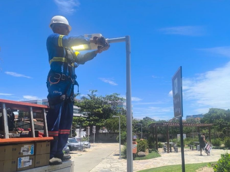 Prefeitura faz modernização da Iluminação Pública na Praça da Baleia