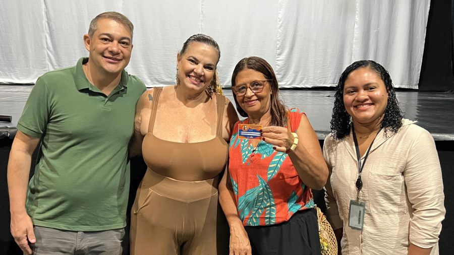 Rio das Ostras entrega novas carteiras do artesão e reforça apoio à atividade