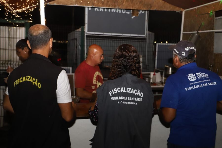 Vigilância em Saúde orienta moradores e comerciantes após as fortes chuvas Vigilância em Saúde orienta moradores e comerciantes após as fortes chuvas