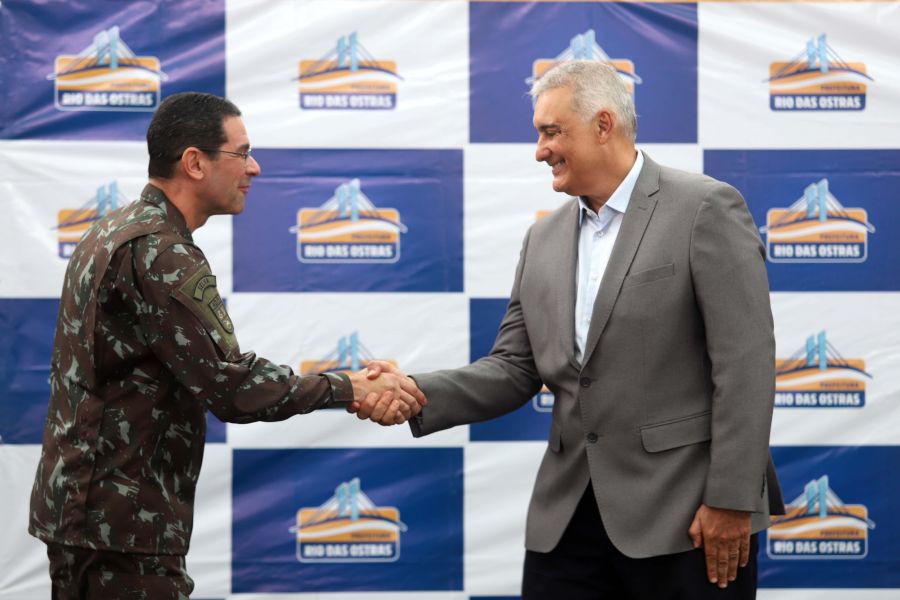 Prefeito de Rio das Ostras preside cerimônia de juramento à bandeira 