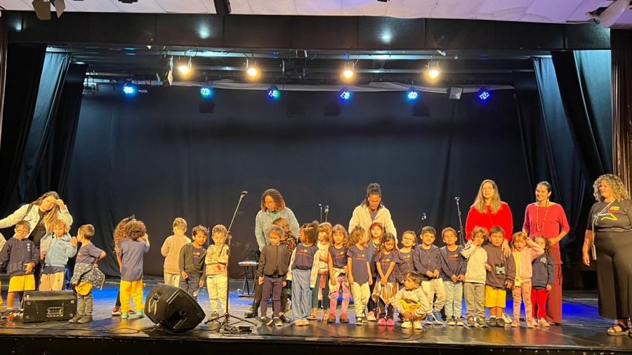 Teatro Municipal e Biblioteca Pública recebem a visita de alunos macaenses