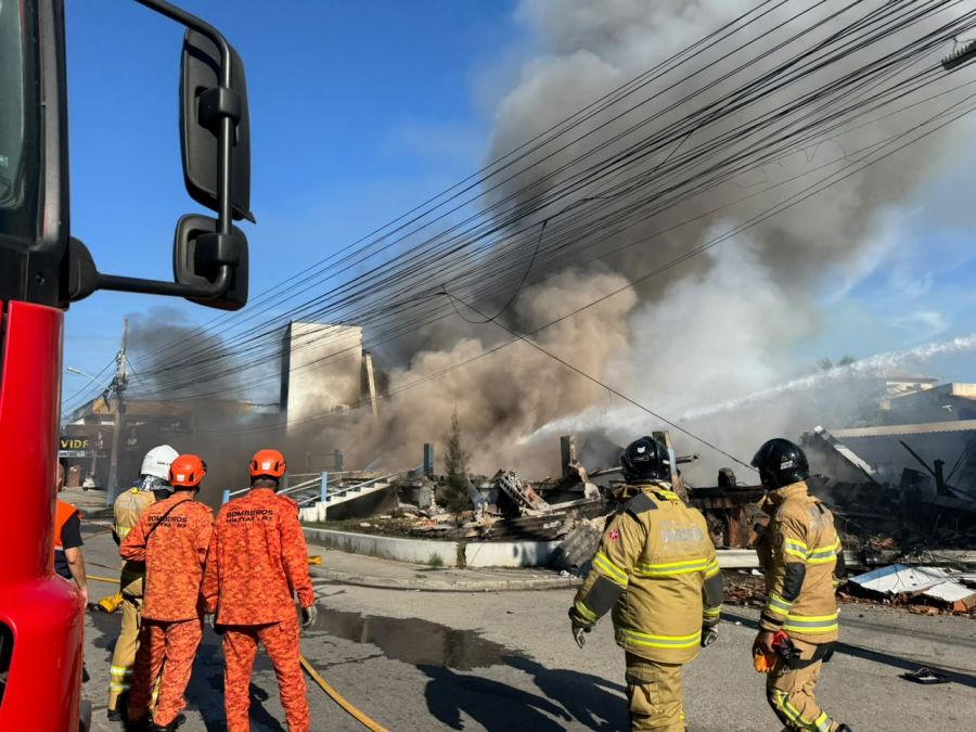Bombeiros combatem incêndio no Almoxarifado da Secretaria de Saúde 