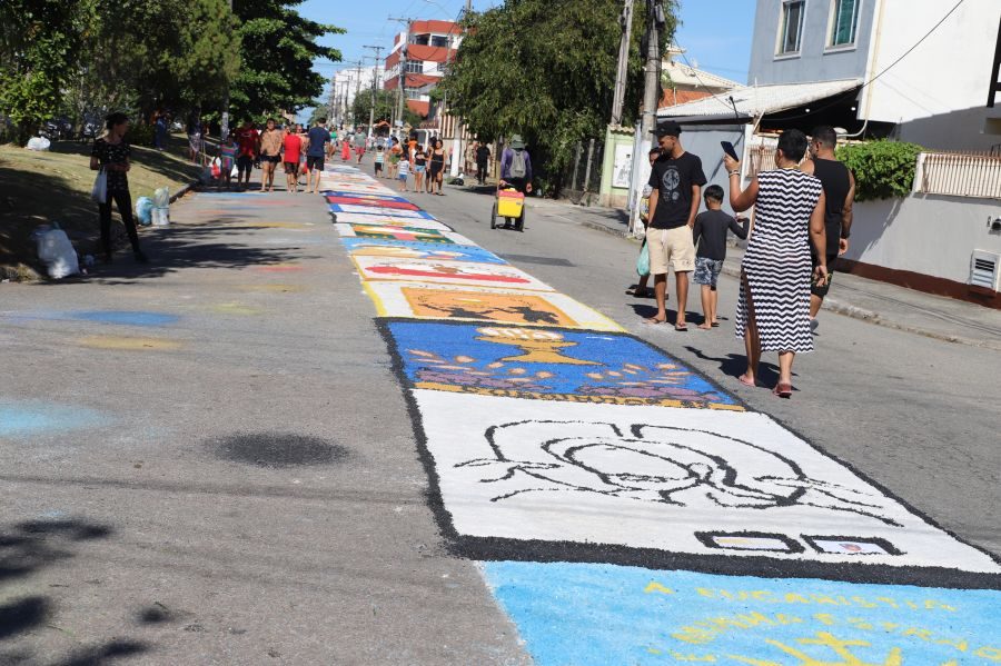 Rio das Ostras celebra Corpus Christi com tapete de sal, missa e show