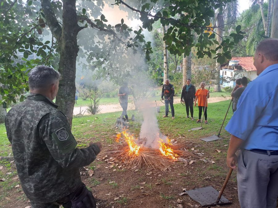 Servidores recebem treinamento de combate a incêndios Servidores recebem treinamento de combate a incêndios