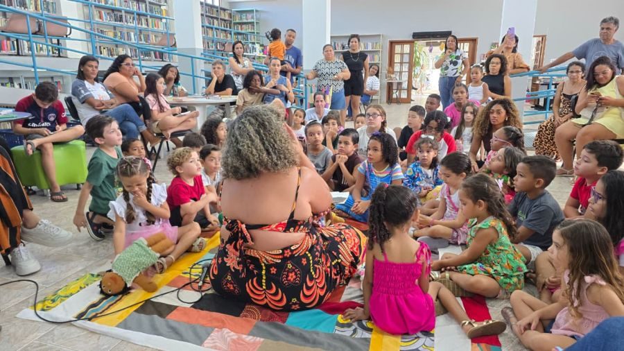 Atividades do “Biblioteca Viva” movimentam as férias escolares Atividades do “Biblioteca Viva” movimentam as férias escolares