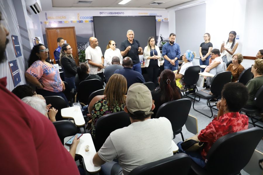 Prefeito Carlos Augusto recebe permissionários do Shopping de Rua