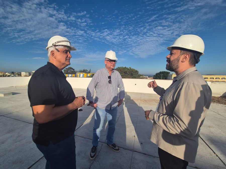 Prefeito de Rio das Ostras visita obras do Centro Integrado Sesc Senac