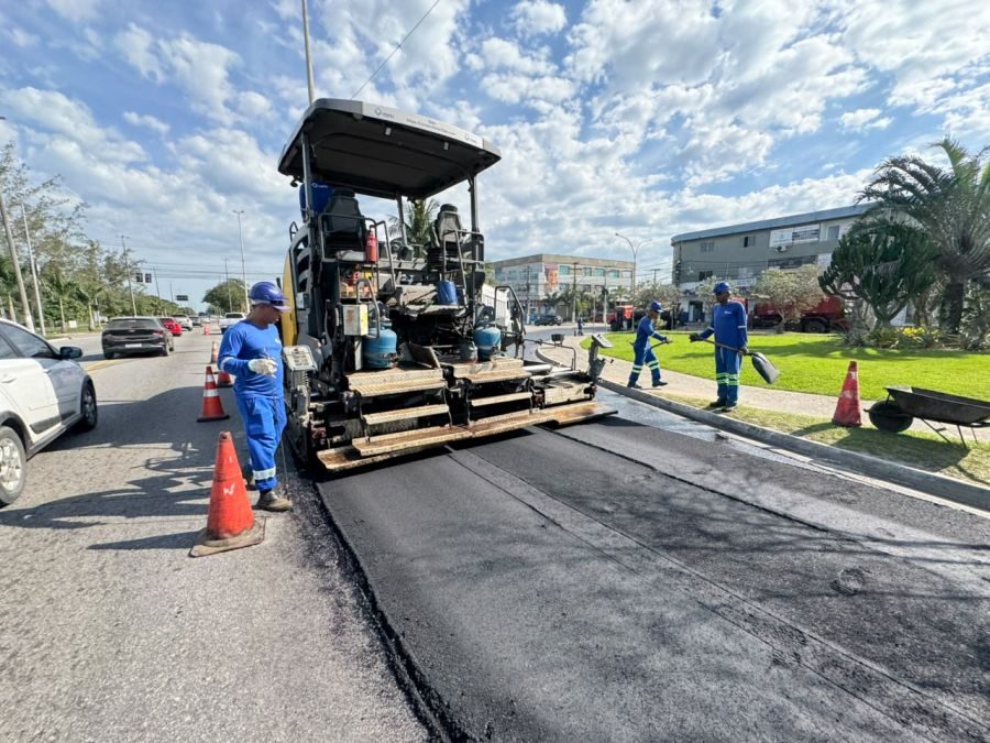 Rio das Ostras realiza recapeamento estratégico em trecho da Amaral Peixoto